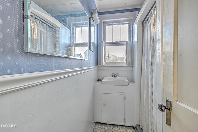 bathroom featuring sink