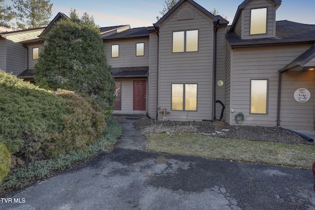 view of front of property featuring a lawn