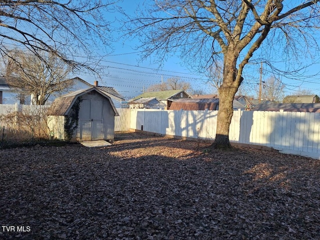 view of yard featuring a storage shed