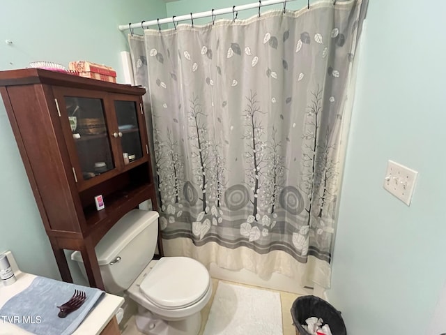 bathroom featuring toilet and shower / tub combo