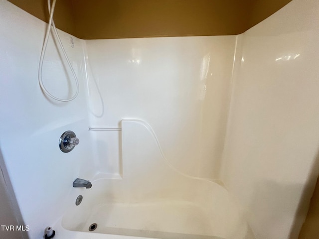 bathroom with bathtub / shower combination