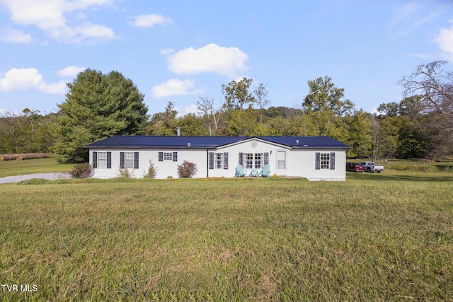 view of front of property with a front yard