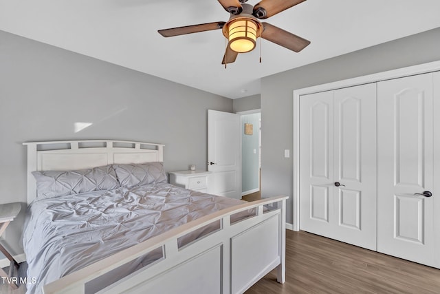 bedroom featuring dark hardwood / wood-style floors, ceiling fan, and a closet