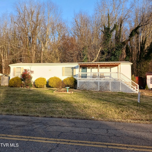 view of front facade featuring a front lawn and covered porch