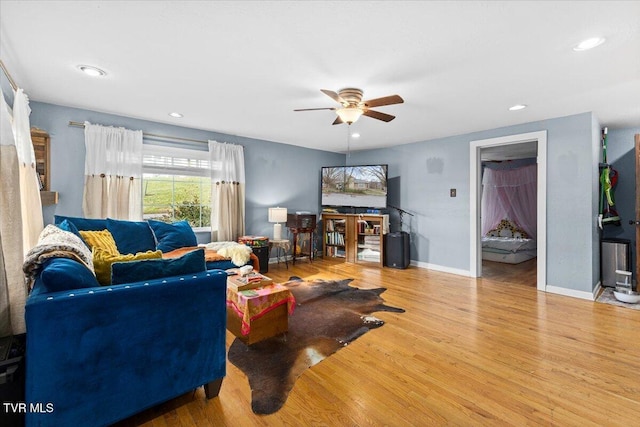 living room with recessed lighting, wood finished floors, a ceiling fan, and baseboards