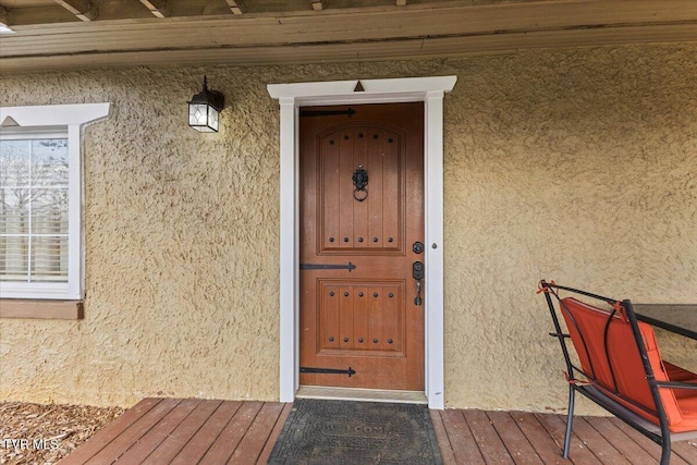 entrance to property with stucco siding