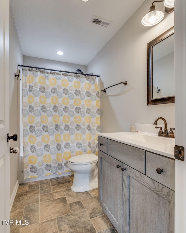 full bathroom featuring shower / tub combo with curtain, vanity, and toilet