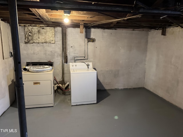 basement featuring washing machine and clothes dryer