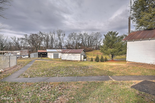 view of yard featuring a storage unit