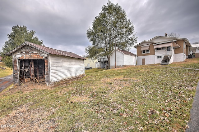 view of yard with an outdoor structure