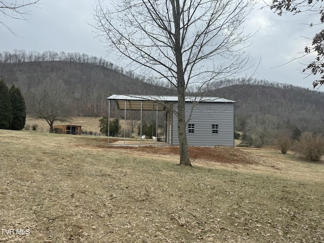 view of yard featuring a mountain view