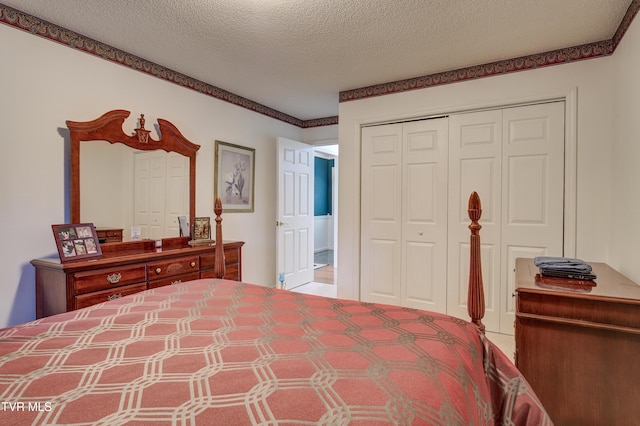 bedroom featuring a textured ceiling and a closet