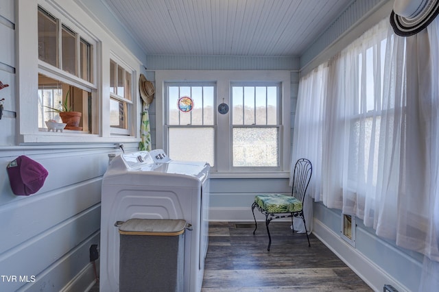 washroom with dark wood-type flooring and washing machine and clothes dryer