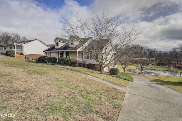 view of front facade featuring a front yard