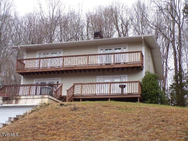 view of front facade featuring a deck