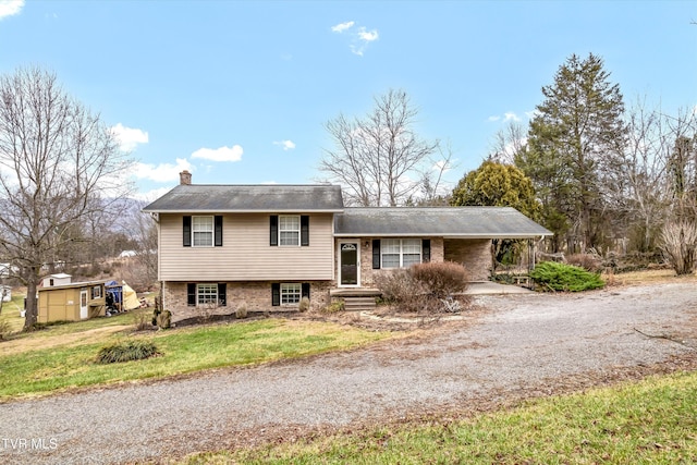 view of front of property featuring a carport and a front yard