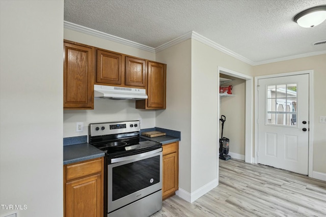 kitchen with ornamental molding, a textured ceiling, stainless steel electric range, and light hardwood / wood-style flooring