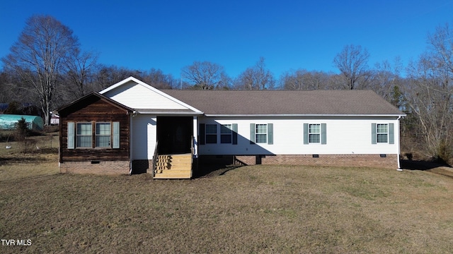 view of front of property featuring a front lawn