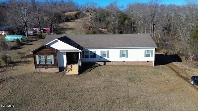 view of front of property featuring a front lawn