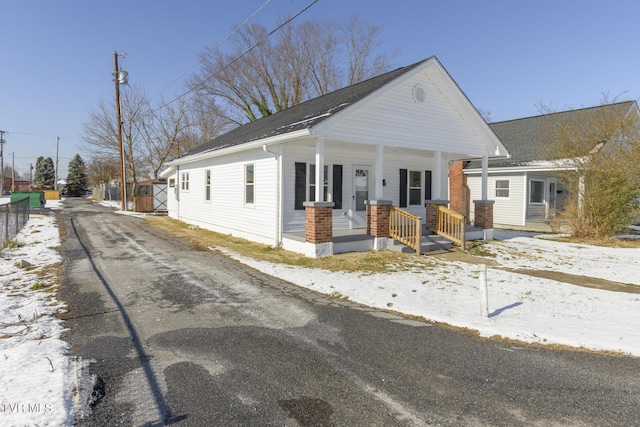 view of front of property featuring a porch