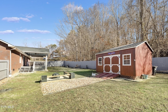 view of yard featuring a storage unit