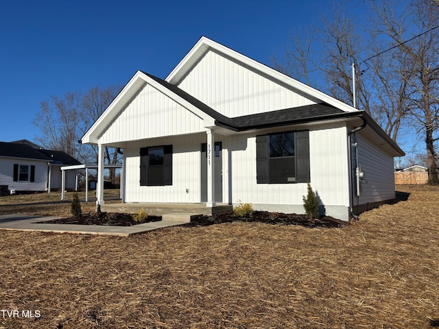 modern farmhouse featuring covered porch