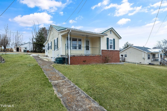 bungalow-style home featuring a front lawn and a porch