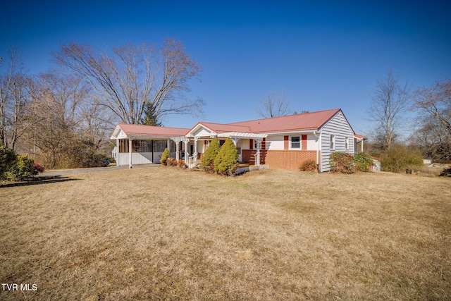 view of front of home featuring a front lawn