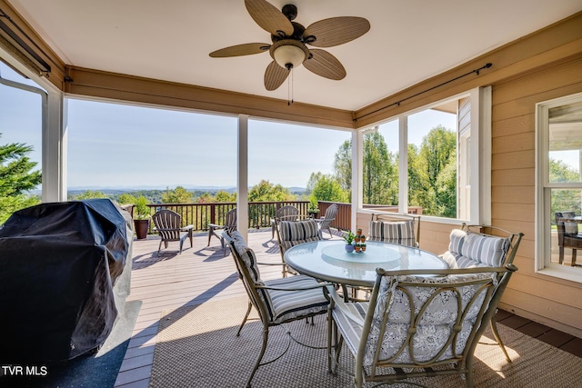 sunroom with ceiling fan