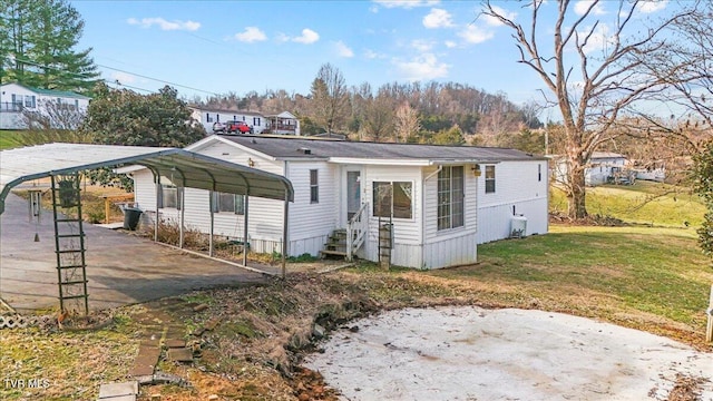 view of front of house featuring a carport and a front yard