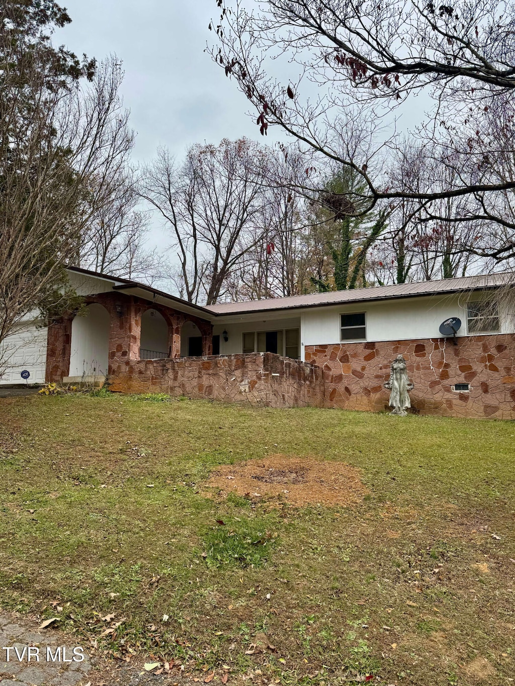 view of front of property featuring a front lawn