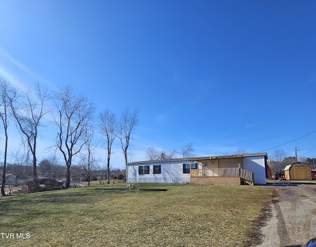 manufactured / mobile home with a front lawn