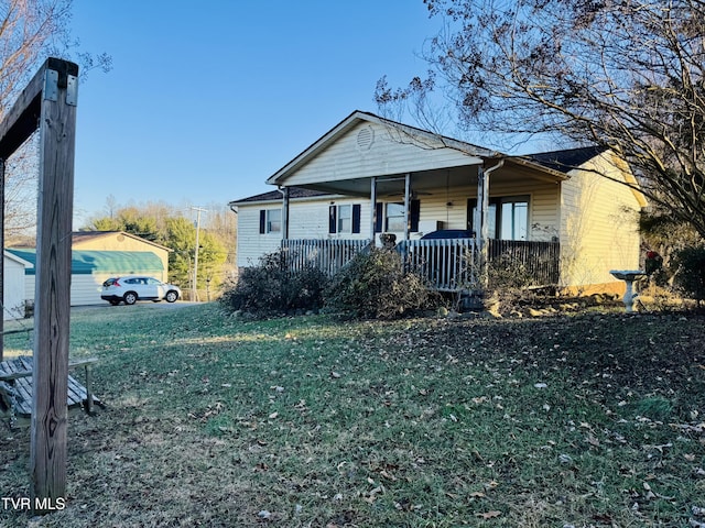 view of front facade featuring a front yard and covered porch