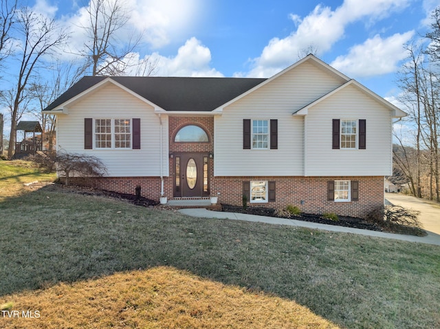 split foyer home featuring a front yard