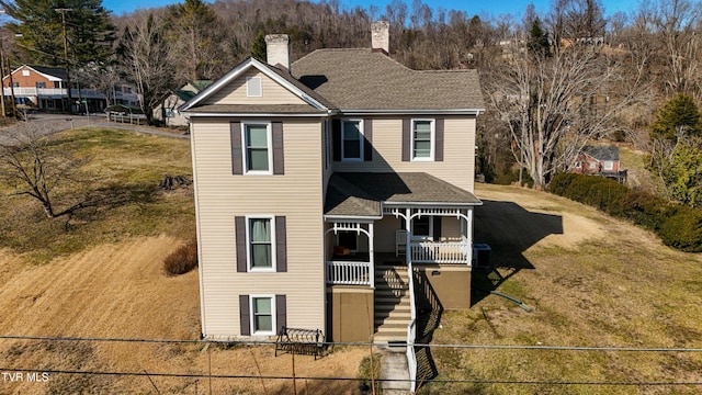 front of property featuring a front lawn