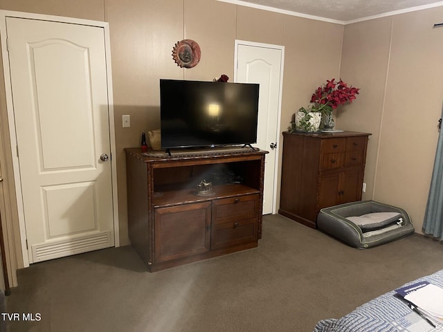 living room featuring ornamental molding and carpet