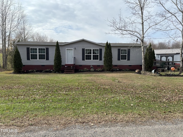 manufactured / mobile home featuring a front lawn