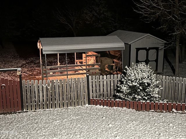 view of front of property featuring a shed