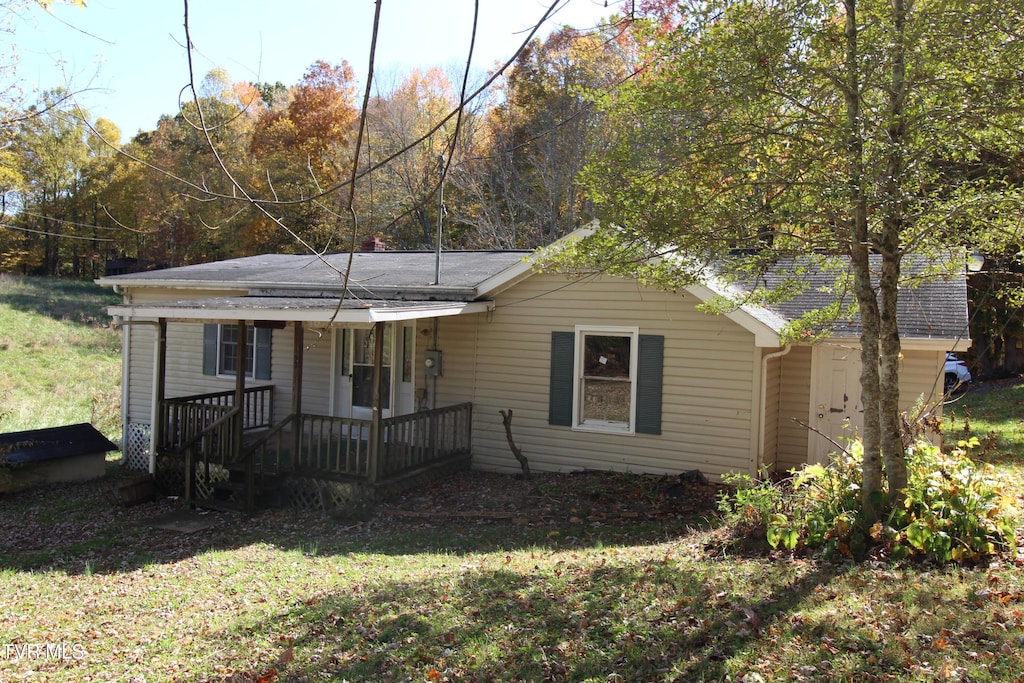 ranch-style home with a front yard