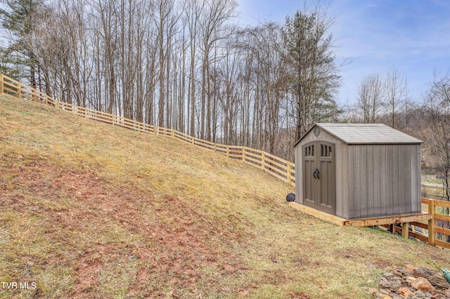 view of yard featuring a shed