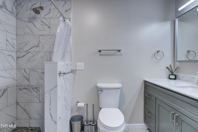 bathroom with a shower with curtain, vanity, and toilet