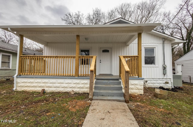 view of front of property featuring covered porch