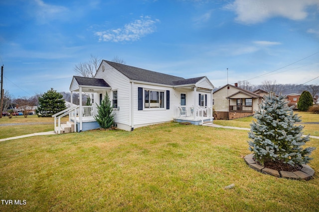 view of front of property featuring a front yard