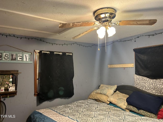 bedroom featuring ceiling fan and a textured ceiling