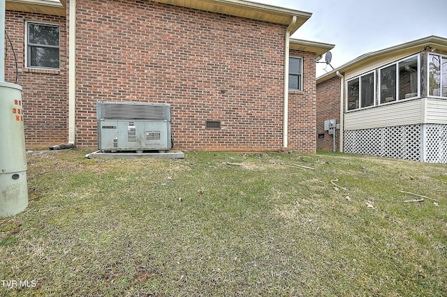 view of side of property featuring a lawn