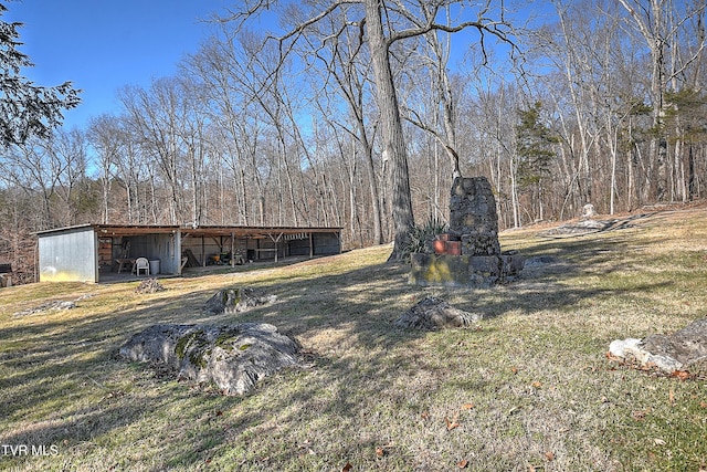 view of yard with an outdoor structure