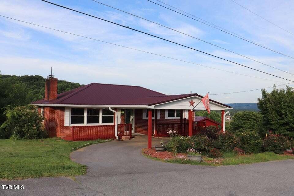 view of front of property featuring a front yard and a porch