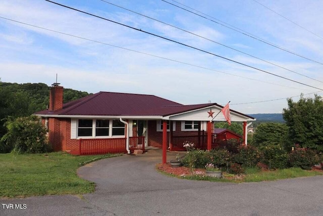 view of front of property featuring a front yard and a porch