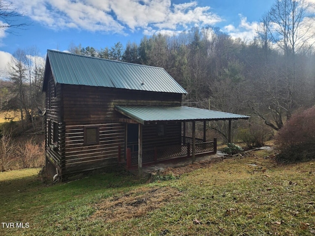 view of side of property featuring a porch and a yard