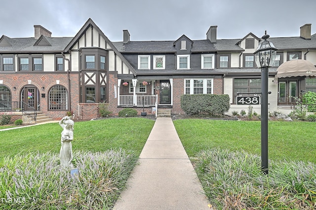 view of front of home with a front lawn